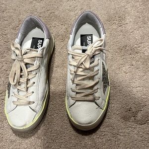 Golden goose sneaker worn once come with box.